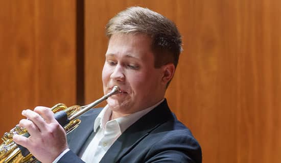 Alexander Paulweber spielt Horn. Er ist Rotary Young Talent 2023.